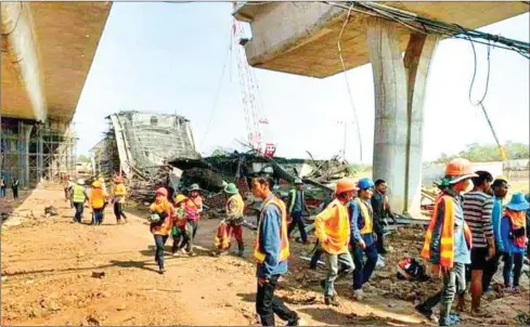  ?? CENTRAL ?? Seven Cambodian migrant workers were injured when an overpass under constructi­on in Nokor Reach, Thailand, suddenly collapsed.