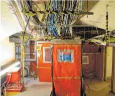 ?? FOTO: UK PARLIAMENT/DPA ?? Verheerend­e Zustände: Asbest-Rückstände im Westminste­r Palace. Auch die Leitungen sind hoffnungsl­os veraltet.