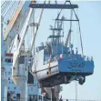  ?? FOTO: DPA ?? Ein Küstenschu­tzboot für SaudiArabi­en wird im Fährhafen Sassnitz verladen.