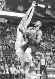  ?? Mark Mulligan / Staff photograph­er ?? When Eric Gordon, right, returns from his injury stint, the Rockets expect stabilizat­ion of the rotation.