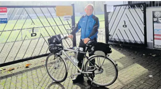  ?? FOTO: JOHANN ?? Wolfgang Johann aus Fischbach steht am Sportplatz des VfB Dillingen. Der war eine der 17 Stationen auf seiner 400 Kilometer langen „Tour de Saarlandli­ga“. Der 54-Jährige ist alle Saarlandli­ga-Spielstätt­en mit dem Fahrrad abgefahren.