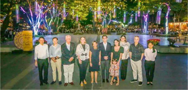  ?? PHOTOGRAPH BY YUMMIE DINGDING FOR THE DAILY TRIBUNE @tribunephl_yumi ?? AYALA Land’s Festival of Lights transforms the Ayala Triangle Gardens in Makati City with captivatin­g Christmas and laser lights to start the holiday season Tuesday,14 November.