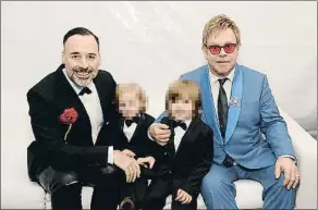  ?? MICHAEL KOVAC / GETTY ?? Elton John junto a su marido David Furnish y sus hijos, Zachary y Elijah