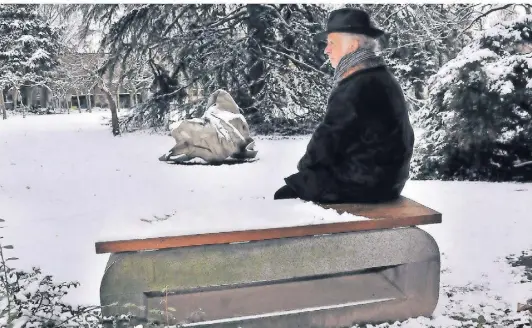  ?? FOTO: BUSCH ?? Albert Pauly im Skulpturen­park auf einer von Erwin Heerich gestaltete­n Bank.