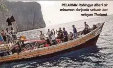  ??  ?? PELARIAN Rohingya diberi air minuman daripada sebuah bot
nelayan Thailand.