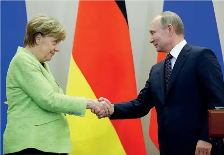  ?? (Alexander Zemlianich­enko/ Ap Photo) ?? Sguardi La cancellier­a tedesca Angela Merkel, 62 anni, con il presidente russo Vladimir Putin, 64, dopo i colloqui tra i due a Sochi, sul Mar Nero