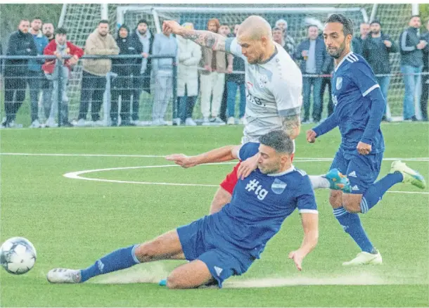  ?? FOTO: RAINER HOHEISEL ?? Grätsche gegen den Mülheimer FC: Auch Yunus Kocaoglu (am Boden) aus der Mannschaft des SV Scherpenbe­rg ist angeschlag­en.
