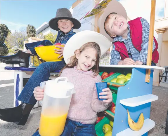  ?? Picture: ALAN BARBER ?? Tomas, 6, Hanna, 7, and Martin Neylon, 4, at their fruit and vegie market at the weekend to help drought-affected farmers.