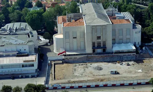  ??  ?? Mai nato Davanti all’ex Casinò doveva sorgere un nuovo palazzo del cinema, ma non è mai stato costruito