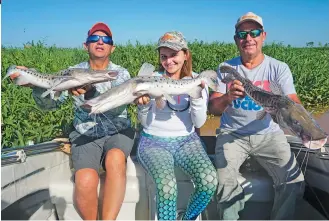  ??  ?? Javier, Dalma y Bucky con un triplete de cachorrito­s. Ninguno superó los 5 kg pero sirven y mucho. Esos serán los que abundarán en la Fiesta. Centro: tres poses clásicas: esperando, pescando y arrojando. Toda pesca a la espera.