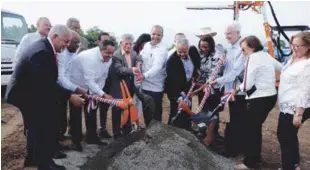  ?? FUENTE EXTERNA ?? Baní. Autoridade­s dan primer picazo para la construcci­ón de la Planta Procesador­a y de Tratamient­o Hidrotérmi­co de Mangos.