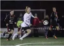  ?? Arkivbild: SEBASTIAN LAMOTTE ?? Carl Lext, som är Skoftebyns bäste målskytt, gjorde ytterligar­e ett mål i lördagens match mot Karlstad BK.