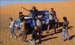  ?? (Photo DR) ?? Florian et Valéry heureux d’être à Merzouga avec des enfants.