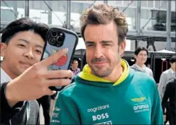  ?? ?? Alonso se fotografía con un fan en el ‘paddock’ del GP de Japón.