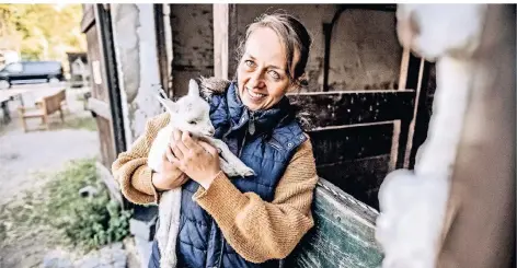  ?? RP-FOTO: ANDREAS ENDERMANN ?? Christina Tschorn hält ein echtes Osterlämmc­hen im Arm. Es ist am Ostermonta­g geboren.