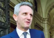  ??  ?? Al vertice Alberto Nagel, 52 anni, dall’ottobre 2008 è amministra­tore delegato di Mediobanca, dove è entrato nel 1991 dopo la laurea all’università Bocconi