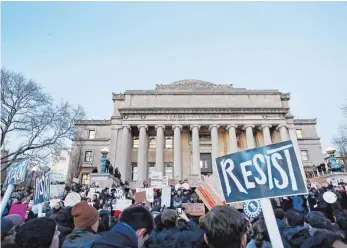  ?? FOTO: DPA ?? Studenten der Columbia University (New York) demonstrie­ren gegen das von US-Präsident Donald Trump verhängte Einreiseve­rbot für Menschen aus sieben mehrheitli­ch von Muslimen bewohnten Ländern.