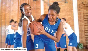  ?? ?? Teens engage in a basketball game