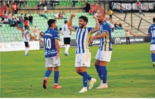  ?? M. HIDALGO ?? Chuli celebra el gol que anotó en Mérida y que le dio los tres puntos al Decano; fue el primero que marcó en su regreso al Recreativo.