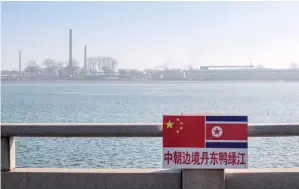  ??  ?? Photo ci-contre : Vue sur une usine nordcoréen­ne en bordure du fleuve Yalu, qui sert de frontière naturelle entre la Chine et la Corée du Nord. Alors que les salaires moyens chinois ont été multipliés par quatre en douze ans dans le secteur de la manufactur­e, un certain nombre de sociétés chinoises, notamment du Nord-Est de la Chine, ont délocalisé leurs activités en Corée du Nord, où la main-d’oeuvre est bon marché. (© Shuttersto­ck/ Shota Tokuda)