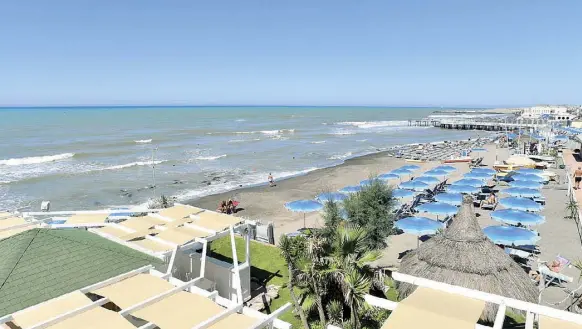  ??  ?? Spiagge L’arenile di Ostia resta il preferito dei romani, anche perché è l’unico raggiungib­ile con i mezzi pubblici. Seguono Fregene e Maccarese, terza spiaggia della Capitale