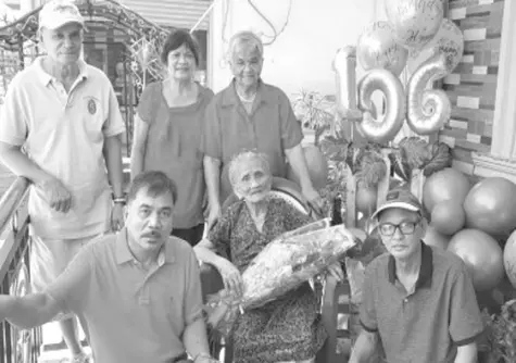  ?? PHOTO COURTESY OF GERALD QUINIT ?? BAE SEGUNDINA LAFORTEZA QUINTO (center) celebrates her 106th birthday on July 10, 2022. Segundina has 10 children, 39 grandchild­ren, and 64 greatgrand­children.