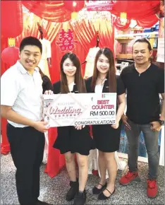  ??  ?? Derek Ling (left) manager of Boulevard presents the RM500 prize to representa­tives of Karen Wedding Gallery.