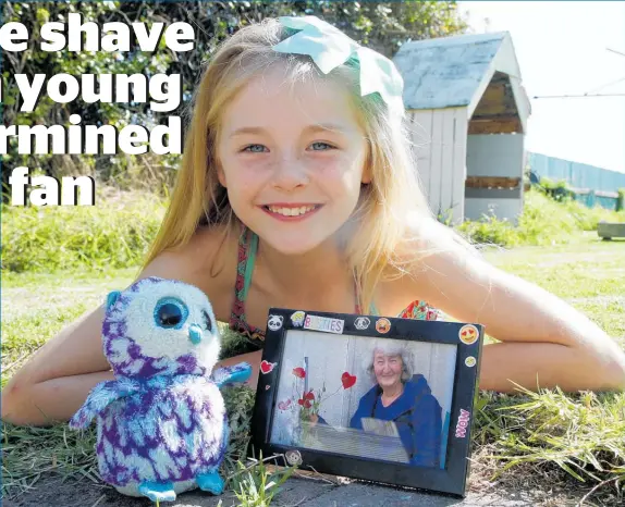  ?? Photo / Stuart Munro ?? Maddison Williams with a picture of gran Derene Mardon and a little piece of her inside Oscar the owl.