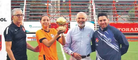  ?? ?? Marcela Zimbrón recibe su trofeo como una de las jugadoras más destacadas durante el torneo Nacional de Clubes en el que ganó Cibao FC.