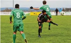  ?? Foto: Dieter Mack ?? Die SCDLP Akteure Robin Erdeli (links) und Jonas Stropek (Nummer 4) versuchen Ederheims Deniz Karabal (dunkles Trikot) zu stoppen.