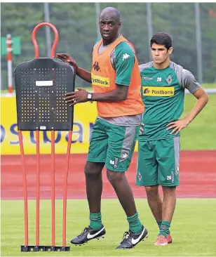  ?? FOTO: PÄFFGEN ?? Bei der Arbeit: Otto Addo (li.) mit Julio Villalba, einem 19-Jährigen aus Paraguay mit einem Spiel Bundesliga-Erfahrung.