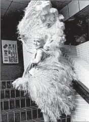  ?? JAMES MAYO/TRIBUNE 1978 ?? Dancer Sally Rand bids farewell to fans at her last appearance in Chicago at the Northwest Community Center.