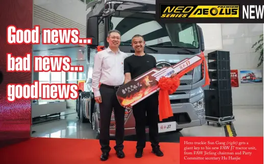  ??  ?? Hero truckie Sun Gang (right) gets a giant key to his new FAW J7 tractor unit, from FAW Jiefang chairman and Party Committee secretary Hu Hanjie