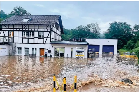  ?? FOTO: NATASCHA FINK (ARCHIV) ?? Im Morsbachta­l war die Lage besonders dramatisch, hier die überflutet­e Auto-Werkstatt der Familie Fink.