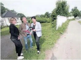  ??  ?? MAELAGATA: I denne hagen ved Maelagata kommer firemannsb­oligen. Fra venstre: Tone Lillefjaer­e, Anders Meland og Marianne Hegna.