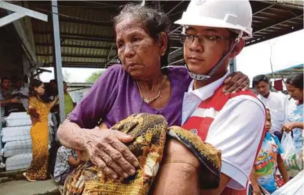  ?? EPA PIC ?? A Red Cross volunteer carrying an elderly person at the Sittwe port in Sittwe, Rakhine state, Myanmar, on Saturday. The brutality towards the minority can no longer be hidden.
