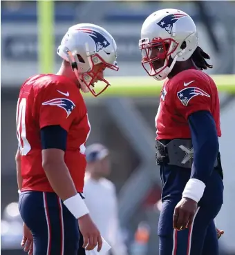  ?? NAncY lAnE / HERAlD stAff filE ?? BATTLE TO THE END: Quarterbac­k Cam Newton, right, walks past Mac Jones during joint practice with the New York Giants at Gillette Stadium on Thursday in Foxboro.