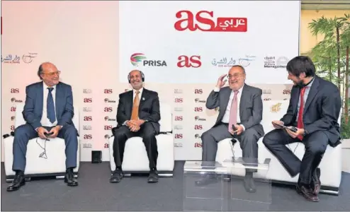  ??  ?? COLOQUIO. Gianni Merlo, Al Mahmoud, Alfredo Relaño y Pedro Zuazua, durante el acto de presentaci­ón de As Arabia.