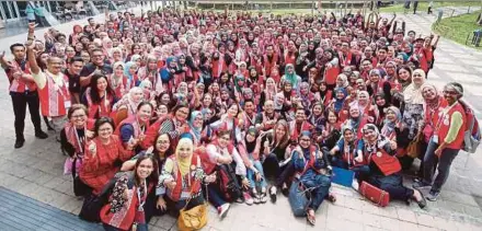  ?? JEMENON PIX BY NURUL SHAFINA ?? Volunteers at the Internatio­nal Federation of Library Associatio­ns and Institutio­ns World Library and Informatio­n Congress 2018 at the Kuala Lumpur Convention Centre recently.