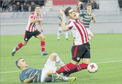  ?? FOTO: MIREYA LÓPEZ ?? Penalti y gol Larrazabal fue derribado por Invernón y Guruzeta no falló desde los once metros para anotar el 1-0