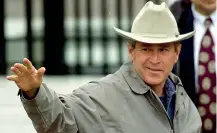  ??  ?? Predecesso­re Una foto della campagna del 2000 di George W. Bush, a suo agio nel proprio «feudo» con un cappello da cowboy