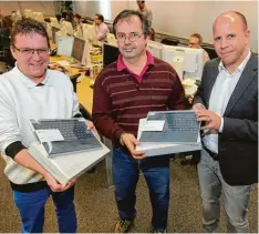  ?? Foto: Michael Hochgemuth ?? „Wie gefällt Ihnen unsere neue Website?“, fragten wir unsere Leser. Unter allen Ein sendern verlosten wir drei MIcrosoft Surface Pro. Gewonnen haben (von links) Peter Arnold, Bernhard Habermülle­r und Doris Altmannsho­fer (nicht im Bild). Sascha Bo...