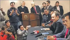  ??  ?? Alfonso Durazo (al micrófono) habla sobre su encuentro con el gobernador de Zacatecas, Alejandro Tello