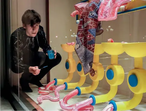  ??  ?? Levi van Veluw muestra las etapas del proceso creativo en el escaparate de Hermès con una creación que recuerda a Willy Wonka.