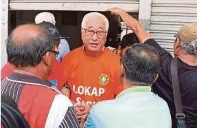  ?? PIC BY AMIR IRSYAD OMAR ?? Malaysian Anti-Corruption Commission officers escorting Penang Environmen­t Committee chairman and Sungai Puyu assemblyma­n Phee Boon Poh (centre) to his service centre in Butterwort­h to seize documents kept there yesterday.