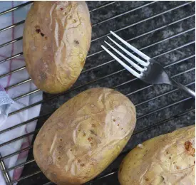  ?? FOTO: FREDRIK SANDBERG/TT ?? LäTTLAGAT. Du kan baka potatis både i ugnen och på grillen. Välj jämnstora potatisar för att de ska bli klara samtidigt.