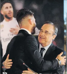  ?? FOTO: EFE ?? Sergio Ramos junto a Florentino Pérez en el acto de su última renovación