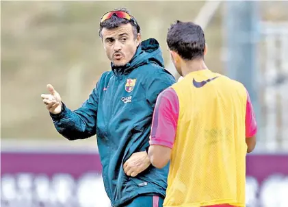  ?? AP ?? Preparació­n bajo la lluvia. Luis Enrique habla con un jugador en la práctica de ayer, en Burton, Inglaterra./