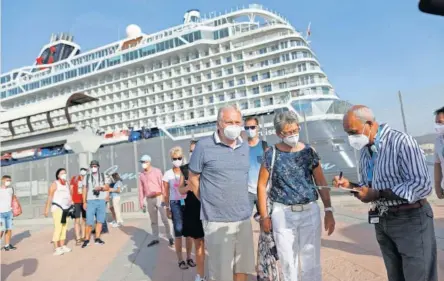  ?? REUTERS ?? Vista del Mein Schiff 2, de TUI Cruises, el primero en llegar a un puerto peninsular tras la pandemia.