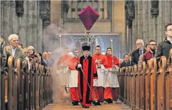  ?? FOTOS (2): BENJAMIN HORN/ARCHIV ?? Angeführt vom Dom-Schweizer zog das gesamte Domkapitel am Sonntag in den Kölner Dom ein. Dort wurde Kreisdecha­nt Guido Assmann als nicht-residieren­der Domkapitul­ar in dieses Gremium aufgenomme­n.